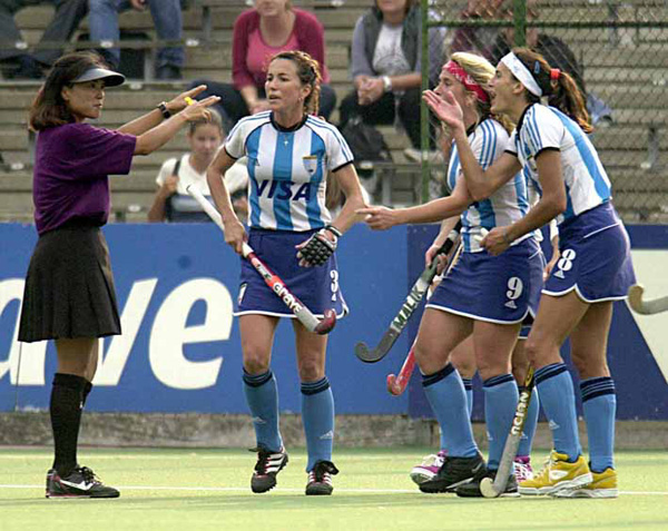 Partido contra Australia - La referre japonesa da un corto habiendo tocado la chicharra de finalizacin del partido (foto obtenida de www.cityhockey.com )  