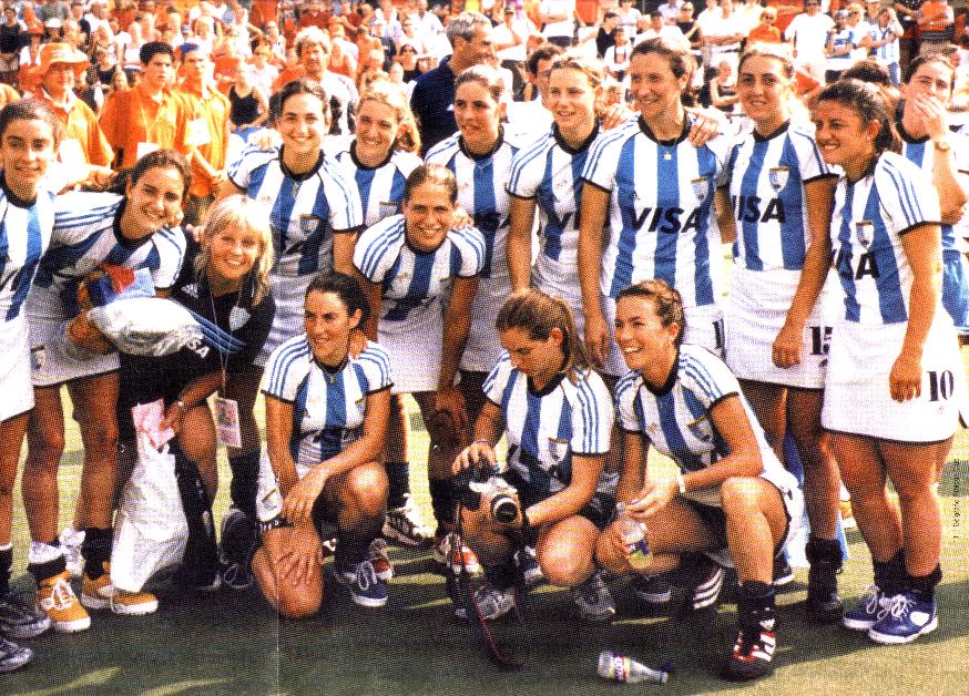 Mariana Gonzalez Oliva- Luciana Aymar - Jackie Ledesma - Alejandra Gulla - Marine Russo - Claudia Burkart - Ayelen Stepnik -Karina Masotta - Maria de la Paz Hernandez - Jorgelina Rimoldi - Maria Paz Ferrari - Abajo (de izquierda a derecha): Anabel Gambero - Laura Maiztegui - Paola Vukojicic - Magdalena Aicega 