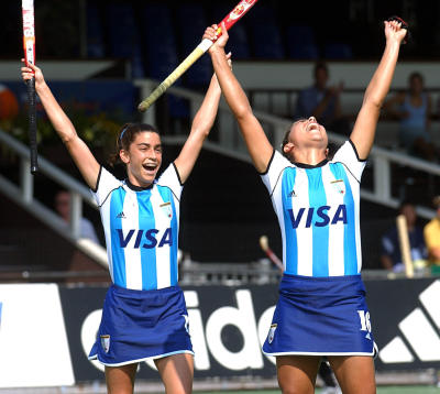 24-08-01 Partido contra N. Zelanda - Mariana Gonzlez Oliva y Cecilia Rognoni (foto obtenida de www.yahoo.com. ar - Deportes - Fotos) 