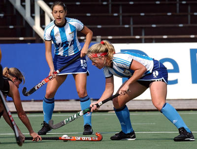 24-08-01 Partido contra N. Zelanda - Mara de la Paz Hernndez y Vanina Oneto (foto obtenida de www.yahoo.com. ar - Deportes - Fotos) 