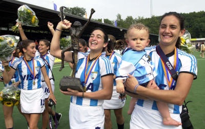 Lucha Aymar con el bebe de Gabriel Minadeo - Al lado: Alejandra Gulla y Mariana Gonzalez Oliva 