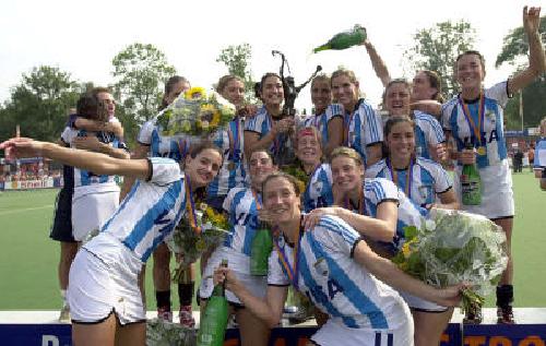 De atrs para adelante y de izq a derecha: Sergio Vigil - Laura Maiztegui - Marin Russo - Alejandra Gulla - ? - Paola Vukojicic - Jorgelina Rimoldi - M Paz Ferrari - Magdalena Aicega - Luciana Aymar - Anabel Gambero - Vanina Oneto - Ayeln Stepnik - Claudia Burkart - Karina Masotta 